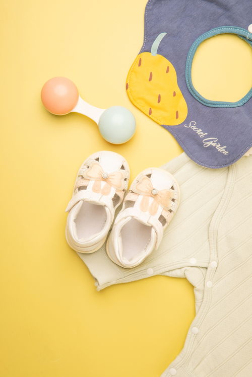 嬰童用品攝影美學(xué) 兒童鞋、玩具與圍兜的視覺(jué)敘事